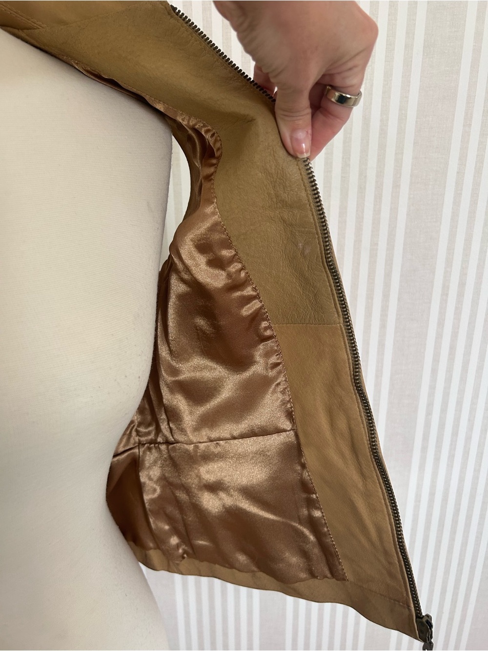 Vintage AMI 100% Genuine Leather Tan Sleeveless Zip Front Collared Vest Small - Picture 8 of 9